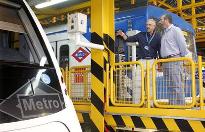 Pedro Rollán (a la derecha) en la visita a las instalaciones de Metro de Madrid en Laguna.