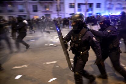 Agentes de la unidad antidisturbios trataban este lunes, 20 de marzo, de disolver la manifestación de la plaza Vauban de la capital francesa.