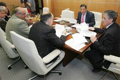 Los miembros de la Comisión Arbitral, durante una de sus deliberaciones sobre el proyecto de ley de Suelo.