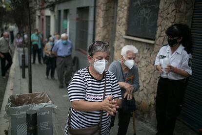 Colas de vecinos esperando para realizarse la PCR en Trinitat Vella