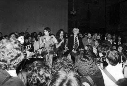 A?o 1978. Liza Minnelli con Andy Warhol y Bianca Jagger en Studio 54.