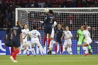 Wendie Renard marca um de seus dois gols na partida. Ela tem 1,87m de altura. A maior jogadora da Coreia do Sul, a goleira Min-Jeong Kim, tem 1,75m.