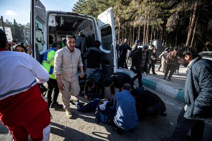 Varias personas rodean un cuerpo tendido en el suelo en el lugar donde se produjo una explosión en la ciudad de Kermán, el miércoles 3 de enero.