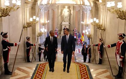 El rey Felipe y Barack Obama suben la escalera del palacio Real de Madrid durante la visita del presidente de Estados Unidos a Madrid, el 10 de julio de 2016. Don Felipe sustituye el palacio de la Zarzuela por el de Oriente como escenario de las bienvenidas a las personalidades internacionales.