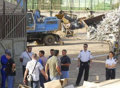 La policía vigila la chatarrería después de que su propietario resultase herido en un atraco