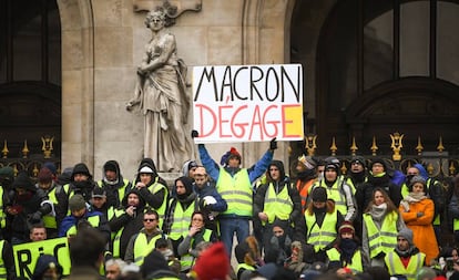 Un grupo de 'chalecos amarillos' protesta en París, este sábado.