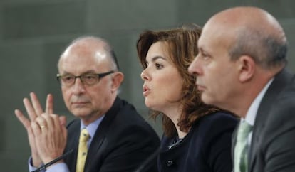 Montoro, S&aacute;enz de Santamar&iacute;a y Wert, tras el Consejo de Ministros.