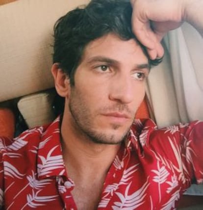 El actor Quim Gutiérrez por tener perfecto, tiene hasta las cejas. Esta foto es de su Instagram.