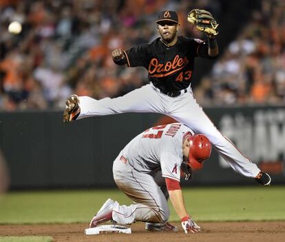 Rey Navarro, de los Orioles de Baltimore, salta por encima de Mike Trout, de Los Angeles Angels