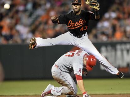 Rey Navarro, de los Orioles de Baltimore, salta por encima de Mike Trout, de Los Angeles Angels