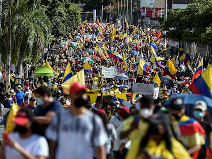 Manifestantes participan en una marcha contra el Gobierno de Iván Duque, en Cali, el 19 de mayo.