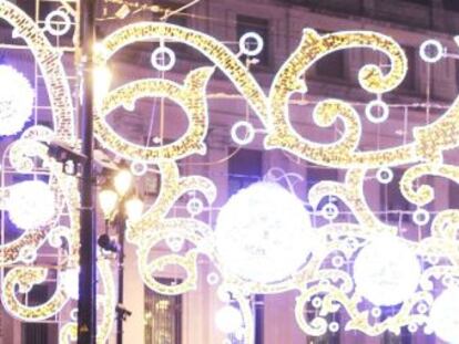 Ambiente navide&ntilde;o en las calles de Sevilla, con la Giralda al fondo. EFE