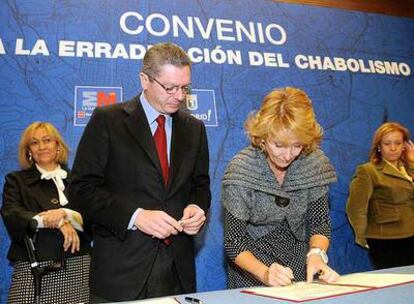 Esperanza Aguirre y Alberto Ruiz-Gallardón firman el convenio que acabará con cuatro poblados.