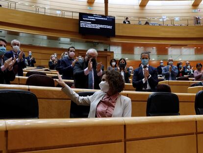 La ministra de Hacienda, María Jesús Montero, aplaudida por la bancada del PSOE en el Senado.