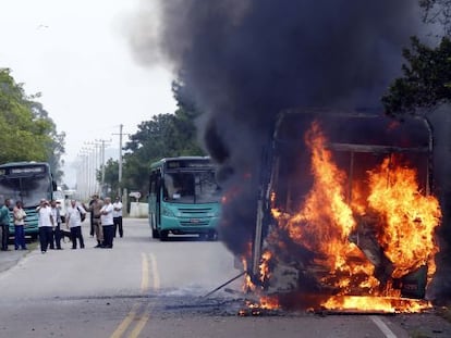 Ônibus incendiado na semana passada.