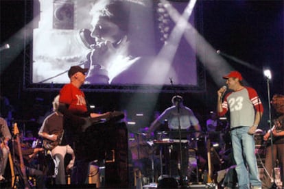 El grupo La Unión, durante el ensayo general esta mañana del concierto que con el nombre de "La edad de oro del pop español ".