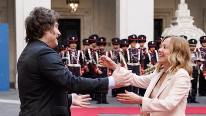 La primera ministra italiana, Giorgia Meloni, recibe al presidente de Argentina, Javier Milei, este viernes por la tarde en Roma.