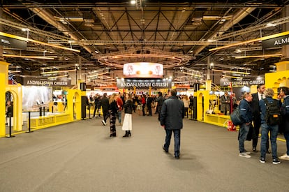 La 45ª edición de la Feria Internacional de Turismo (Fitur) se ha inaugurado este miércoles 22 de enero en el recinto ferial de Ifema, en Madrid. Hasta el viernes la apertura es exclusiva para los profesionales del sector, y será el fin de semana cuando abra las puertas al gran público general (sábado 25 de enero, de 10.00 a 20.00; domingo 26 de enero, de 10.00 a 18.00) El precio de entrada en taquilla: 16 euros. En web: 12 euros. Los menores de 8 años acompañados de un adulto tienen entrada gratuita al recinto ferial. La feria ocupa nueve pabellones de Ifema. En la imagen, el de Andalucía que se presenta este 2025 con el lema: 'Andalusian Cruise'.