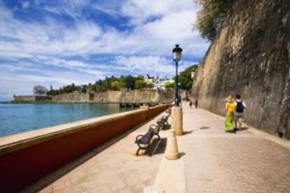 Paseo a lo largo de las murallas del Viejo San Juan de Puerto Rico.