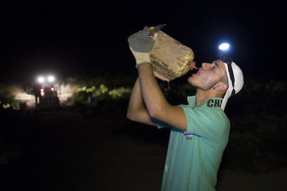 Pese a que la temperatura de la noche no es alta, el esfuerzo físico hace necesario el consumo de agua durante la jornada de trabajo.