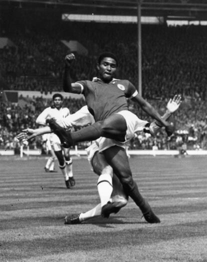 Eusébio chuta para o gol na final da Copa da Europa de 1966 pelo Benfica, contra o Milan