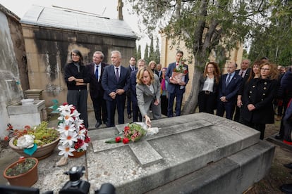 La ministra portavoz, Pilar Alegría, deposita, ante el agregado de la embajada de Polonia, unas flores en la tumba de Liliana Skorel, ciudadana polaca combatiente contra los nazis que se casó con el español Carlos Sánchez del Río y que fue enterrada en el cementerio de Borja. 
