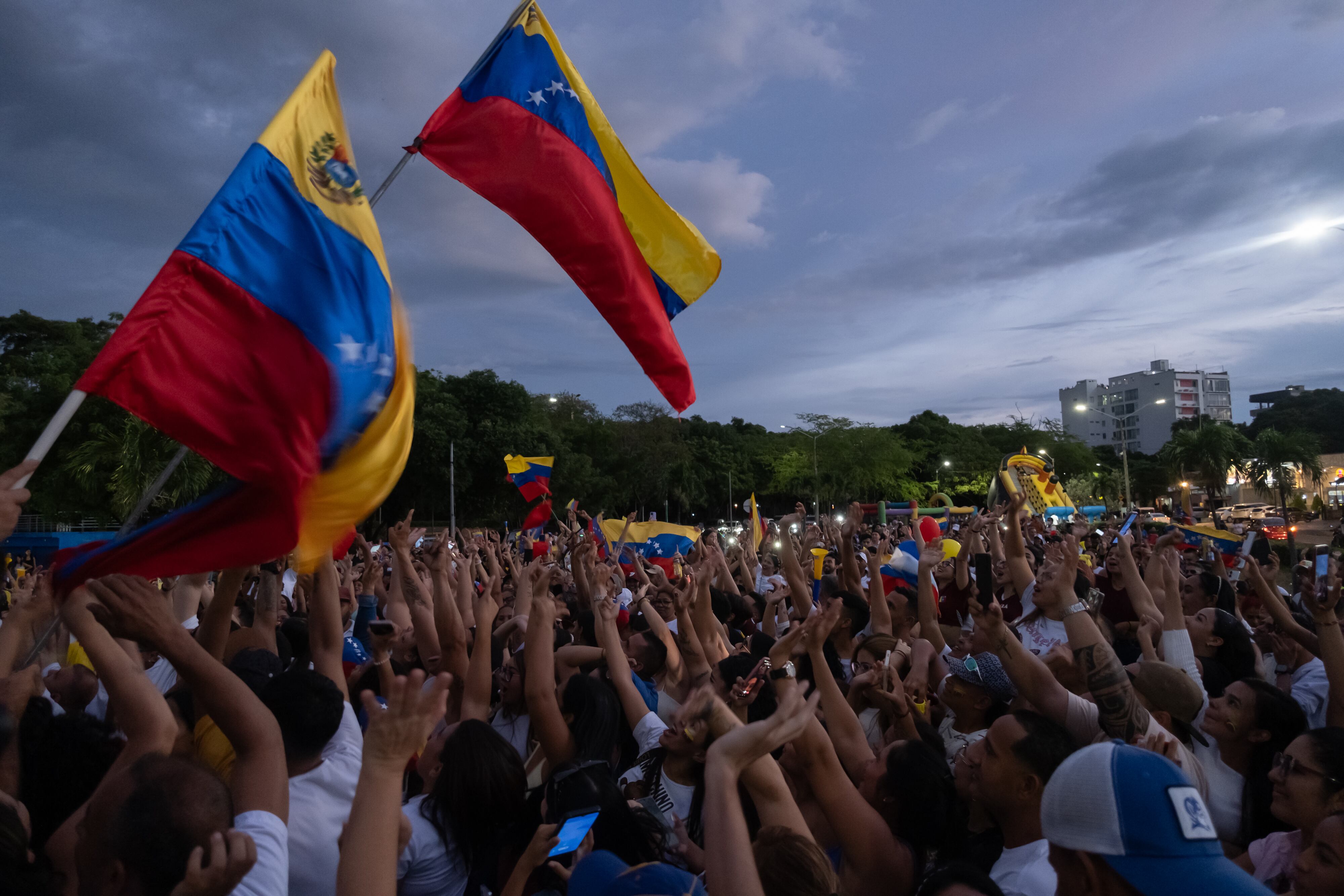 Os venezuelanos reuniram-se em Cúcuta, na fronteira com o seu país, após o encerramento das urnas, em 28 de agosto de 2024.
