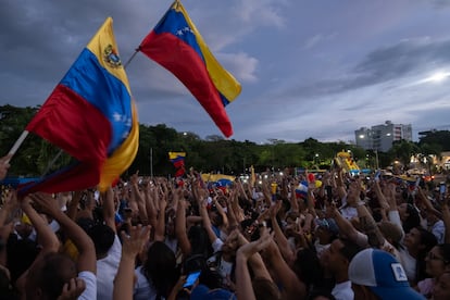 Venezolanos reunidos en Cúcuta, en la frontera con su país, tras cerrarse las urnas, el 28 de agosto de 2024.