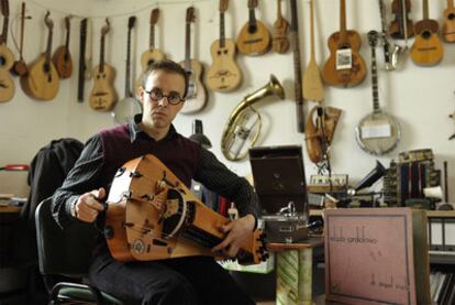 Germán Díaz en su estudio de Arneiro (Cospeito) junto al <i>Método cardiofónico</i> de Miguel Iriarte.