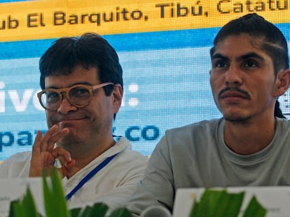 El alto comisionado para la Paz de Colombia, Danilo Rueda (i) y el vocero del Estado Mayor Central de FARC, Andrey Avendaño (d) en Tibú, (Colombia).