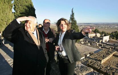 El expresidente de Portugal Mário Soares visita el conjunto arquitectónico de Medina Azahara. En la foto, de izquierda a derecha: Soares, expresidente de Portugal, Antonio Vallejo, director de Medina Azahara, y Mercedes Mudarra, delegada de Cultura Córdoba, durante la visita.