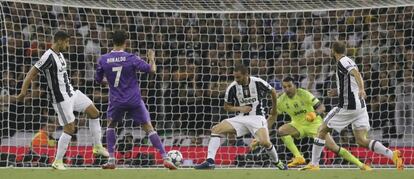 Ronaldo marca el gol del Real Madrid.