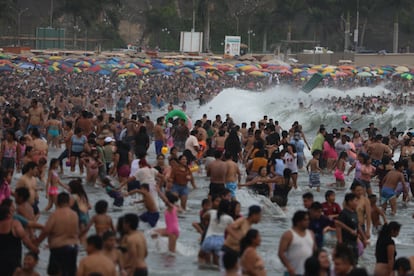 Cientos de bañistas en la playa Agua Dulce, en el distrito de Chorrillos en Lima.