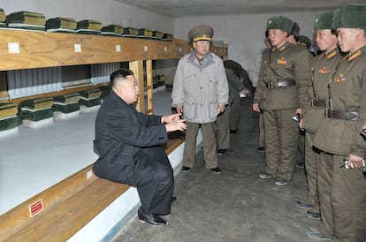 Corea del Norte, 23 de marzo de 2013. El líder norcoreano Kim Jong-un, a la izquierda, inspecciona el séptimo batallón de la Korean People´s Army Unit 1973, condecorado con el nombre de "O Jung Hung Hup-led séptimo régimen". Kim Jong-un, visitó una unidad del Ejército a la que pidió defender la "querida patria socialista", en un momento en que el régimen mantiene en tensión a la región por la intensificación de sus amenazas.