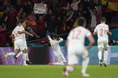 Los jugadores de España celebran el gol del empate.