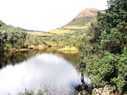 La laguna negra del páramo de Siscunsí en Boyacá, Colombia.