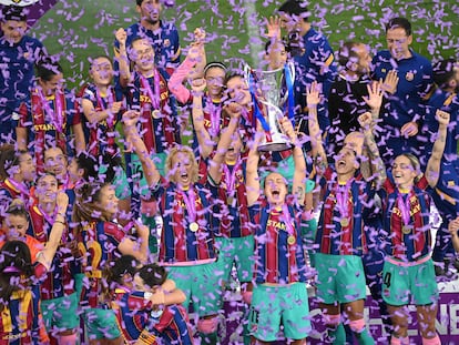 Alexia Putellas, entre Hamraoui y Jennifer Hermoso, levanta el trofeo que acredita al Barça como campeón de Europa.