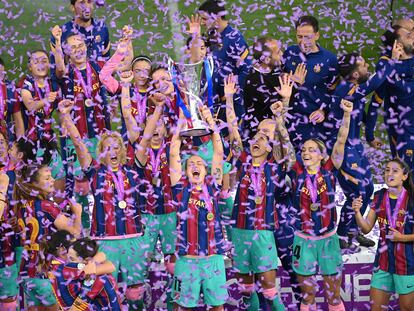Las jugadoras del Barça levantan el trofeo de la Champions League femenina de la temporada 2020-2021.