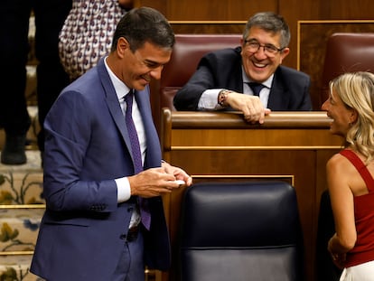 El líder socialista, Pedro Sánchez, a la izquierda, junto a la líder de Sumar, en la sesión de constitución de las Cortes, el 17 de agosto.