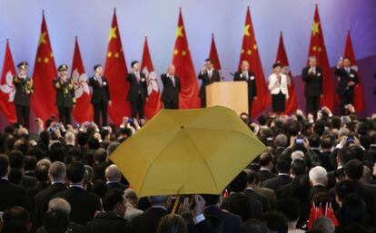 Un concejal de distrito alza un paraguas en la celebración oficial en Hong Kong del día de China.
