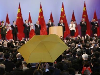 Un concejal de distrito alza un paraguas en la celebraci&oacute;n oficial en Hong Kong del d&iacute;a de China.