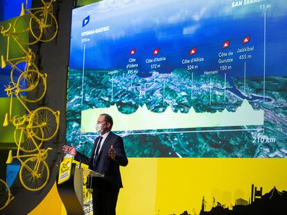 El director del Tour, Christian Prudhomme, durante la presentación en Vitoria de las etapas vascas.