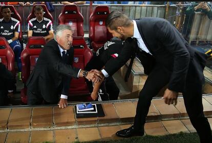 Ancelotti y Simeone se saludan antes del partido.