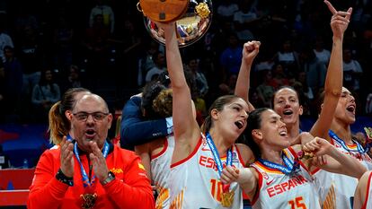 Marta Xargay y Anna Cruz celebran en presencia de Lucas Mondelo la conquista del Eurobasket de 2019, el último campeonato de ambas jugadoras con la selección. FEB
