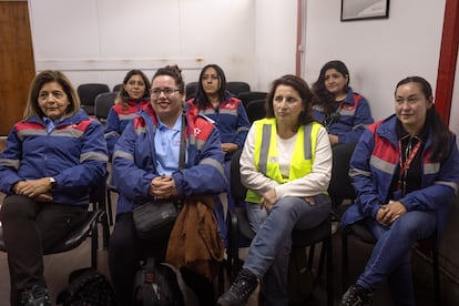El grupo de estudiantes a conductoras, previo a tomar su examen práctico.