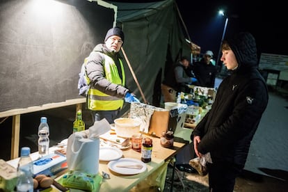 Cesare, voluntario italiano, ofrece una tortita a un joven ucranio recién llegado al pueblo fronterizo de Medyka. “Con nuestra organización nos dedicamos sobre todo a construir hospitales y escuelas en Asia”, explica, mientras enciende un hornillo de camping. “Aquí estamos preparando tortitas. Es un gesto sencillo en un momento tan duro".