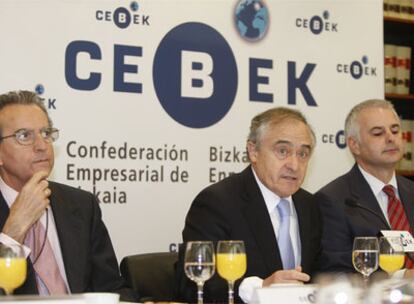 José María Vázquez Eguskiza en el centro, durante la presentación de la Asamblea General de Cebek.