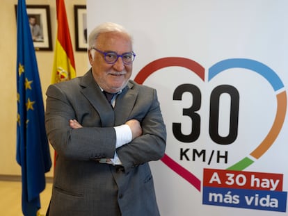 El director general de Tráfico, Pere Navarro, lamentó “profundamente” la “confusión” creada por sus palabras sobre los peajes en las autovías y ha recordado que su departamento no tiene ni información directa ni competencias atribuidas para pronunciarse sobre su implantación. En la mañana del jueves, Navarro había asegurado que se instalarían en 2024 porque era una “imposición de Bruselas”. A las pocas horas, la ministra de Transportes, Raquel Sánchez, desmintió “categóricamente que el Gobierno este pensando en la imposición de peajes por el uso de carreteras”.