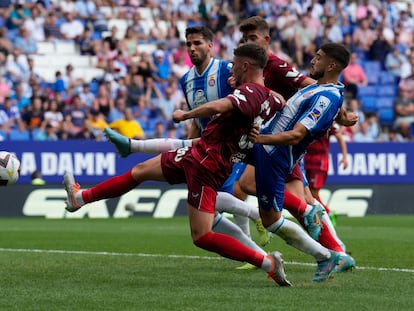 Carmona remata para hacer el primero de sus dos goles ante el Espanyol.