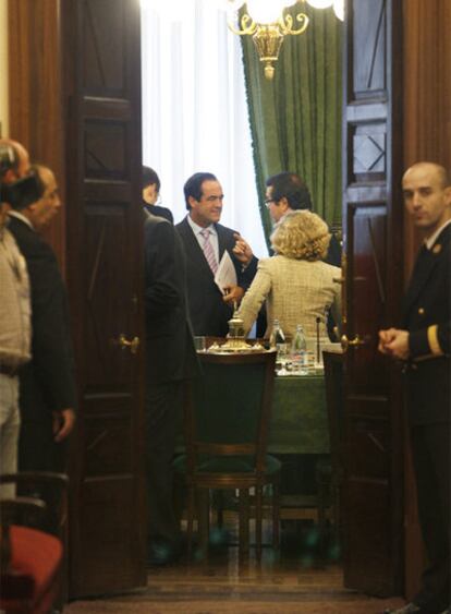 Bono (en el centro), con miembros de la Mesa del Congreso.